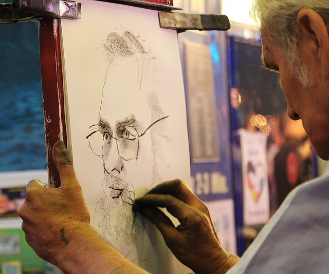 starší muž kreslí portrét